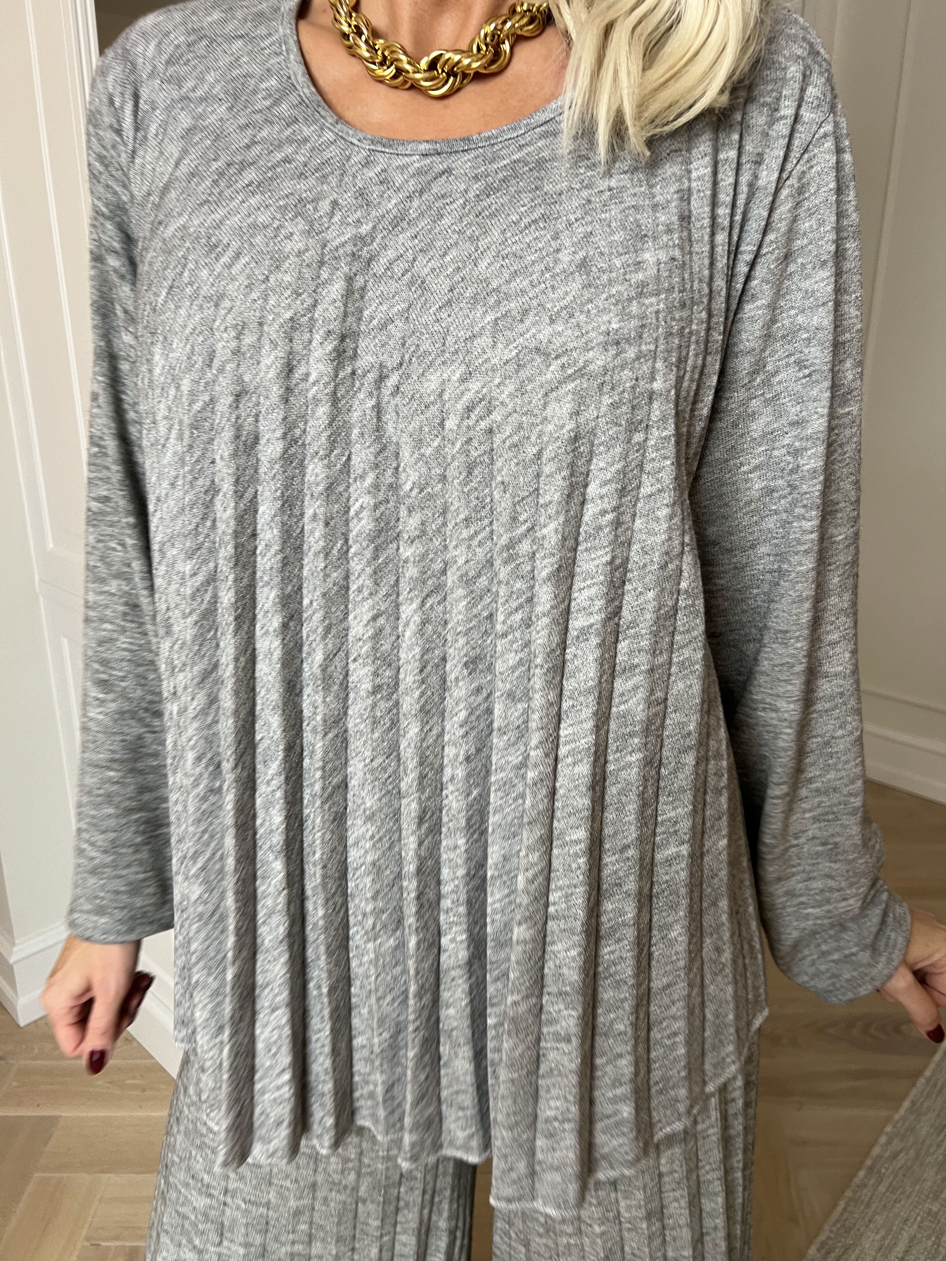 Anita Shirt - Blød plisseret strikbluse i viskose og uld